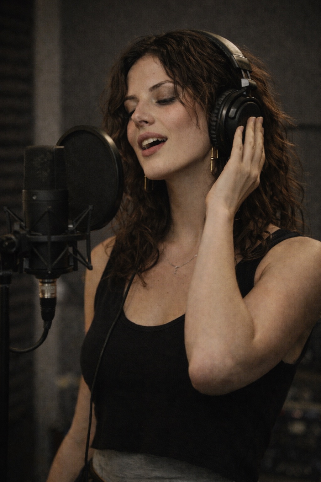 Lyra Lindholm in studio